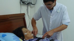 Kỹ thuật viên chuẩn bị đo đa ký giấc ngủ cho một bệnh nhân - Ảnh: L.TH.H.