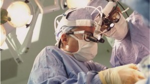 Các bác sĩ tiến hành phẫu thuật ghép chi cho bệnh nhân - Ảnh: Getty Images