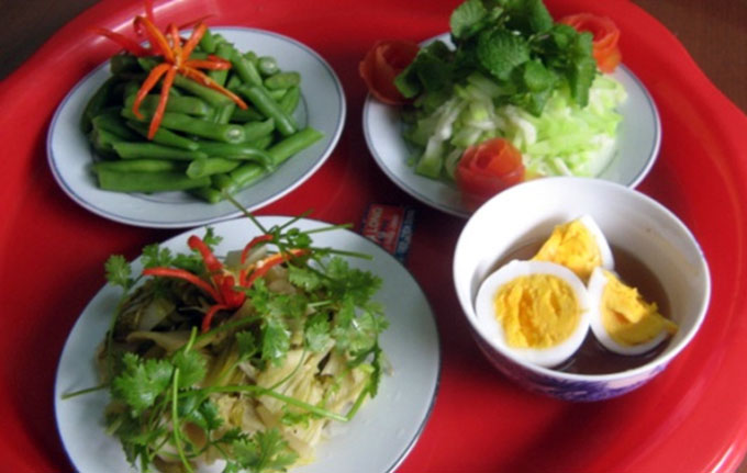 Chén nước mắm trứng, đĩa dưa cải, đĩa đậu cô ve và đĩa bầu luộc - Ảnh: H.T.Tấn