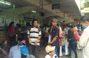 nguoi dan chen chuc cho kham benh tai benh vien ung buou tp hcm. anh: le phuong.